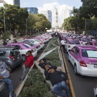 Taxistas y Segob acuerdan analizar legalidad de apps; ofrecen 'no más bloqueos”