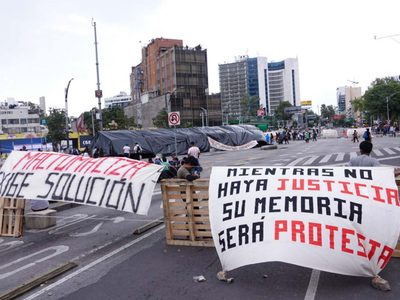 Normalistas de Chiapas bloquean Insurgentes y Reforma; acusan a gobernador
