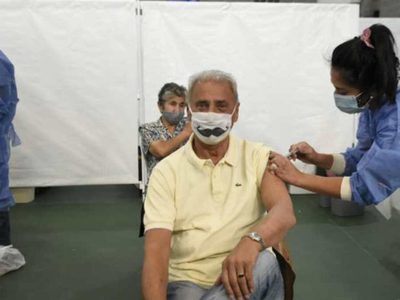 Neuquén: Jorge Sobisch fue a vacunarse y generó polémica con su barbijo