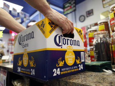 Constellation Brands reduce pronóstico de ventas mientras consumidores en EU compran menos cerveza