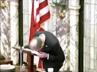 Vicegobernador de Mississippi se desploma frente al pleno del Senado (Video)