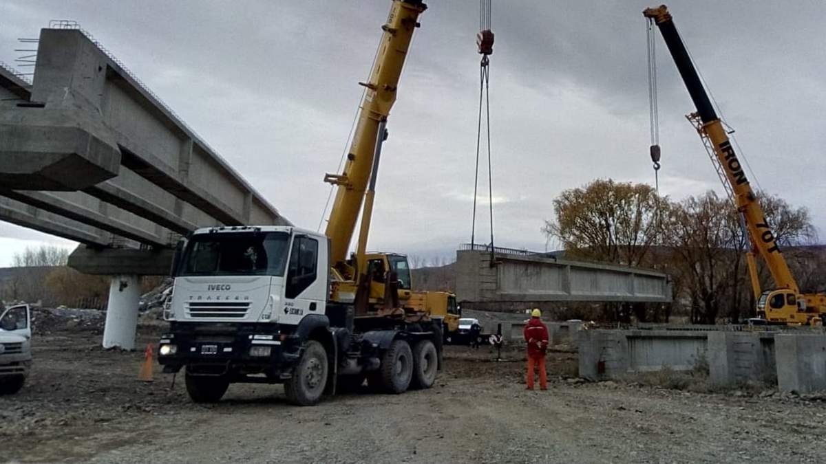 Se realizó el trabajo de montaje de las vigas en el puente. Fuente: (Twitter).