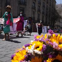 ¿Por qué no se debe “felicitar” a las mujeres en el 8M? Este es el origen de la conmemoración