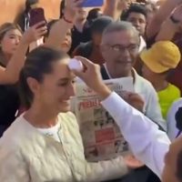 Reciben a Claudia Sheinbaum con una “limpia” con huevo en Mérida (Video)