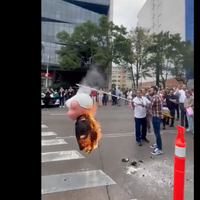 PJF condena la quema de una piñata de AMLO en las protestas contra la extinción de fideicomisos