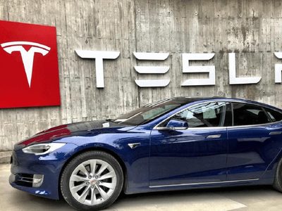 Por la intervención en política de Musk, cayó la venta de autos de Tesla