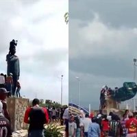 Manifestantes derriban varias estatuas de Hugo Chávez en Venezuela