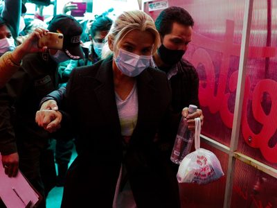 Áñez defiende que no es una "terrorista" y que asumió la presidencia "por sucesión constitucional"