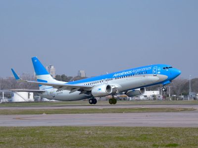¡Atención! Aerolíneas Argentinas también cobrará el impuesto del dólar solidario