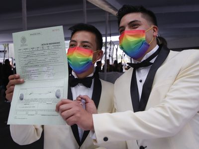 Cásate con Orgullo: 121 parejas LGBTTTIQ+ se dan el “sí” en la CDMX (Video)