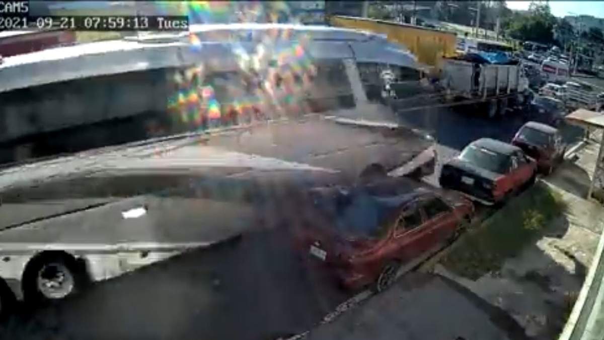 Momento en que el autobús embiste a los demás autos en Xalapa
