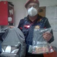 Usuario del Metro encuentra mochila con 10 mil pesos y la entrega a la policía