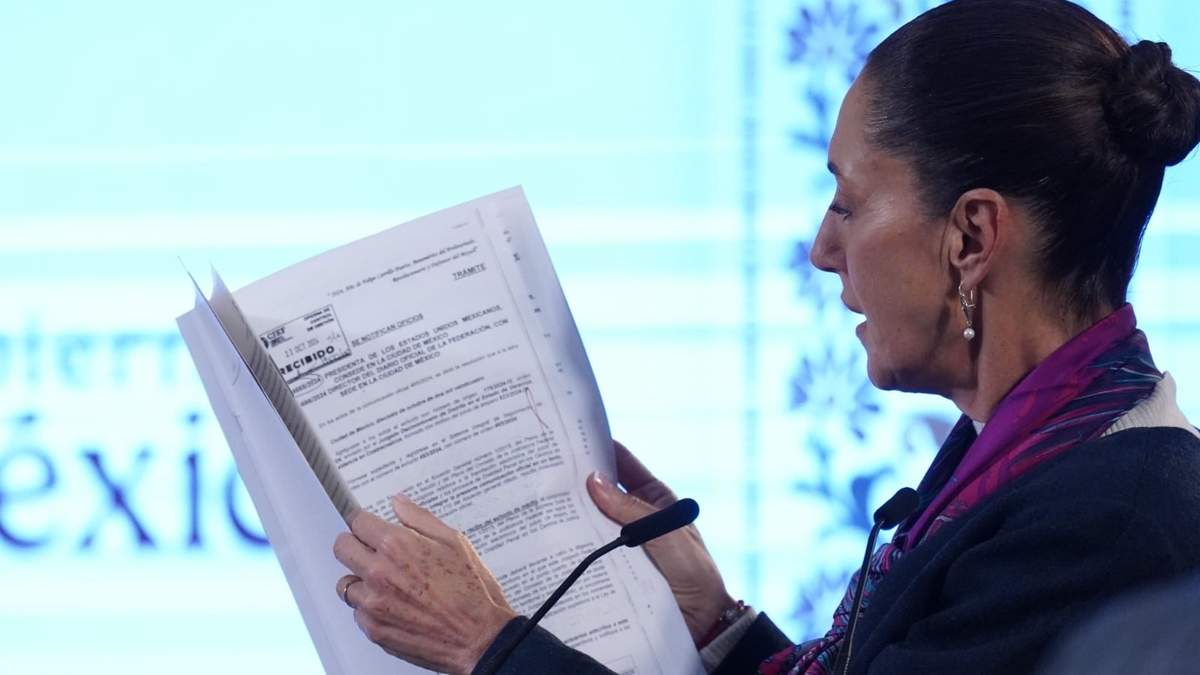 Sheinbaum muestra en la conferencia mañanera la notificación que se le envió en relación con la reforma judicial