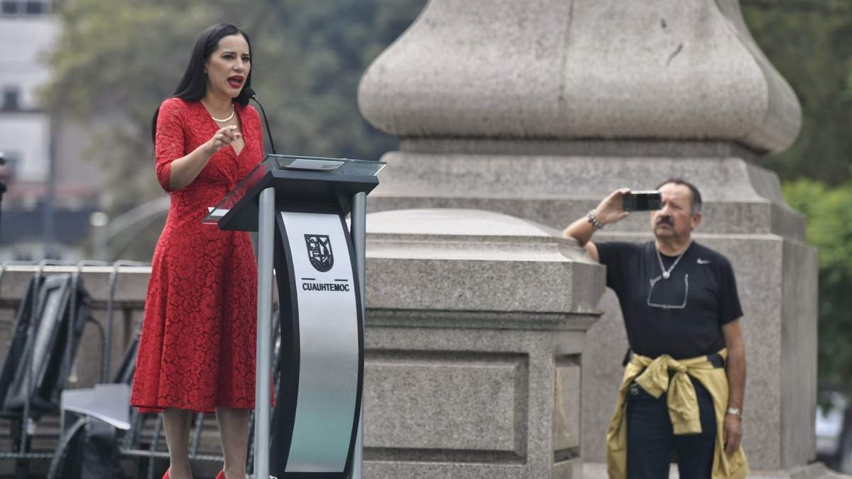 La alcaldesa en Cuauhtémoc Sandra Cuevas, montó una Guardia de Honor en el Ángel de la Independencia
