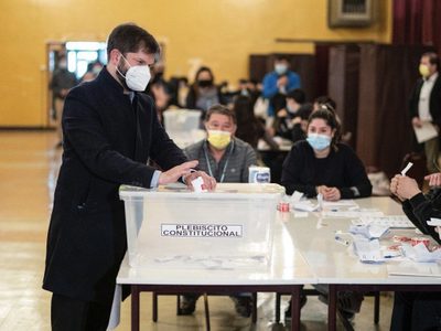 Gabriel Boric no logra el consenso y Chile rechaza la nueva Constitución con el 62% de los votos