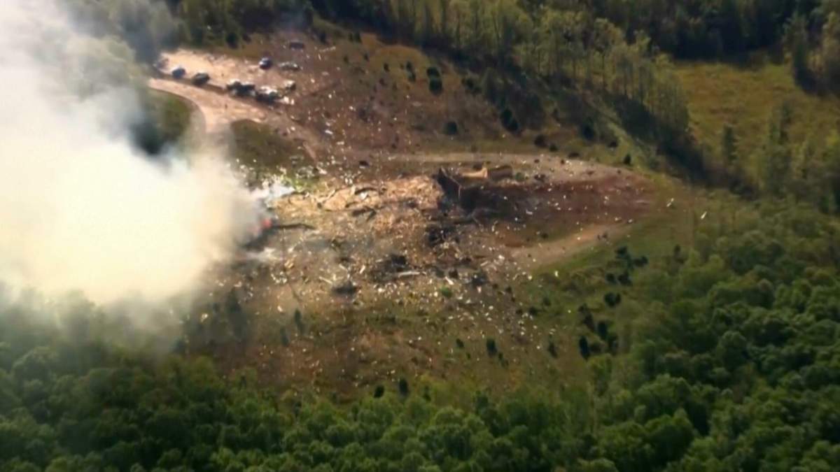 Humo sale de escombros tras una potente explosión que sacudió una planta militar de fabricación de explosivos en el condado de Hickman, Tennessee