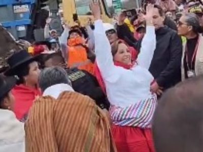 Dina Boluarte sufre agresión durante evento en zona andina (Video)