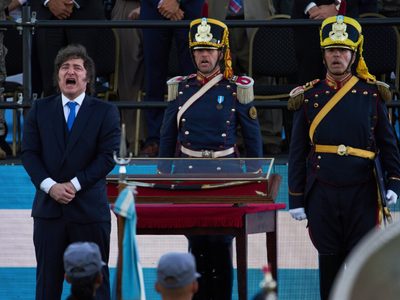 Senado argentino debate reforma laboral impulsada por Milei; sindicatos protestan frente al Congreso