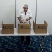 Panamá vota en elecciones en las que el sustituto del expresidente Martinelli llega como favorito