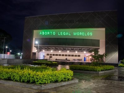 Feministas realizan protesta audiovisual en el Congreso de Morelos: exigen aborto legal ya