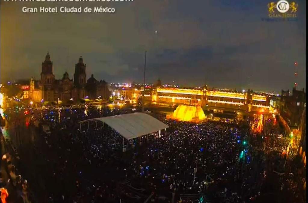 El zócalo capitalino durante encendido de la maqueta del Templo Mayor