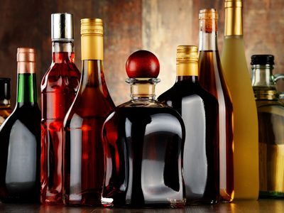 No tires las botellas de licores: mirá cómo convertirlas en los candelabros más espectaculares
