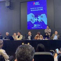 Opositores preparan campaña en defensa del INE