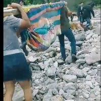 Por estragos de "John", una embarazada fue trasladada en una hamaca; su bebé murió (Video)