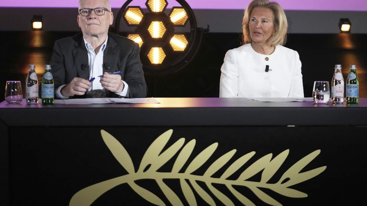 La presidenta del Festival de Cine de Cannes, Iris Knobloch (derecha), y el delegado general, Thierry Fremaux, en conferencia