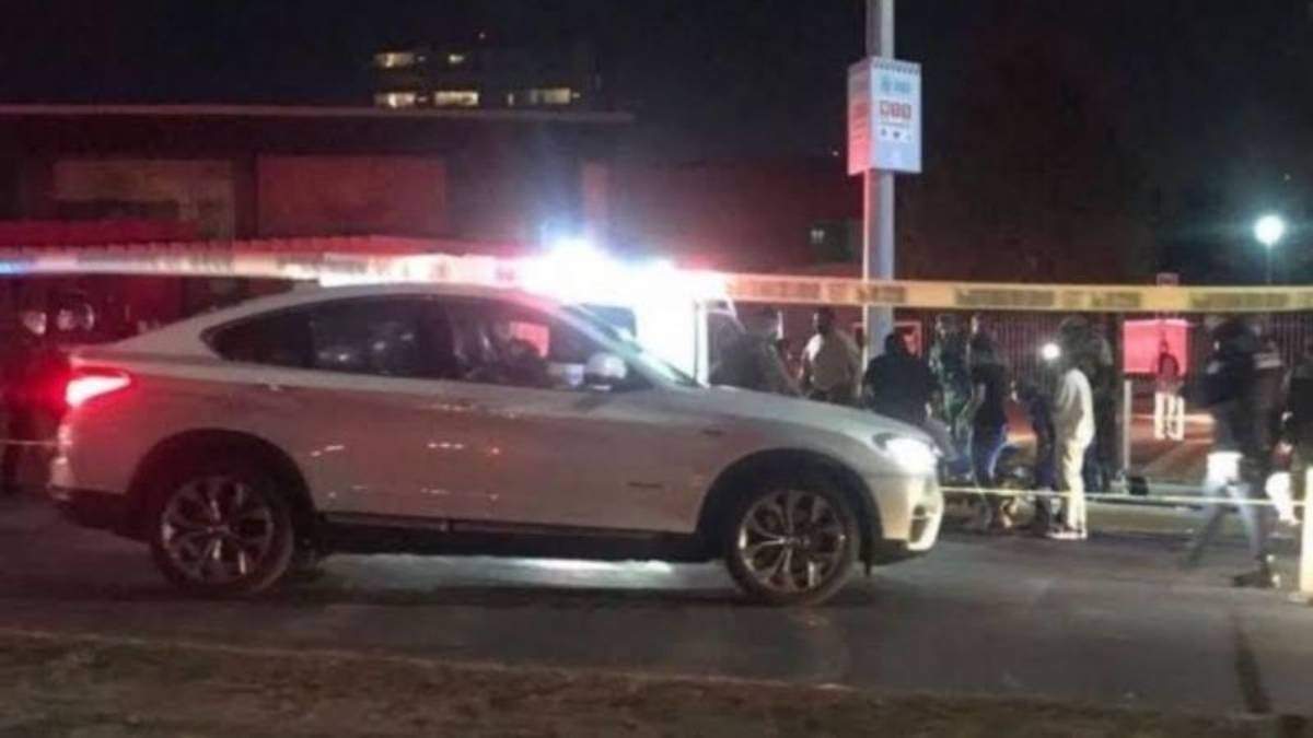 El vehículo donde viajaban las víctimas del ataque