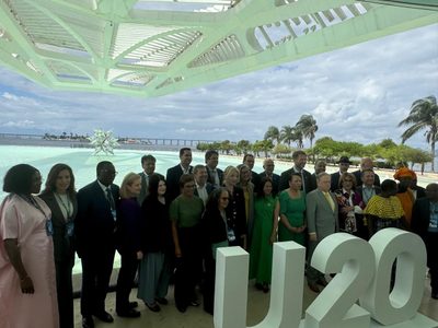 En la última sesión de la reunión de los alcaldes del mundo, Gaido firmó el documento que será presentado en el G20