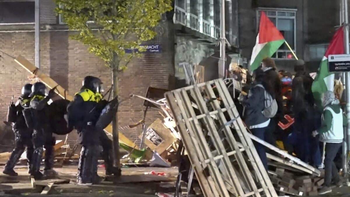 En esta imagen tomada de un video, la policía arresta a unos 125 activistas al desmantelar una acampada propalestina en la Universidad de Ámsterdam, en Ámsterdam, Holanda