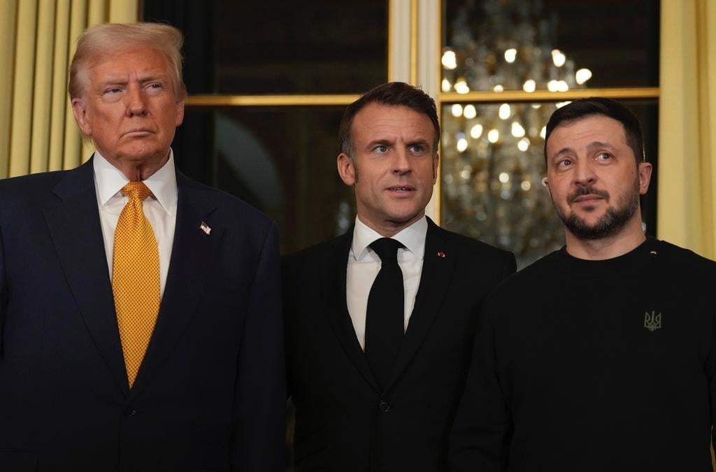 El presidente de Francia Emmanuel Macron, al centro, acompañado del presidente entrante de EU, Donald Trump, a la izquierda, y el mandatario ucraniano Volodymyr Zelenskyy, el sábado 7 de diciembre de 2024, en París