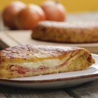 Tortilla de papa rellena con jamón y queso: la receta bien rendidora que te salvará el próximo almuerzo o cena