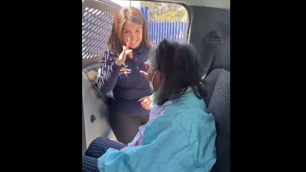 La policía de Nezahualcóyotl utilizó lenguaje de señas con una mujer que recibiría la vacuna