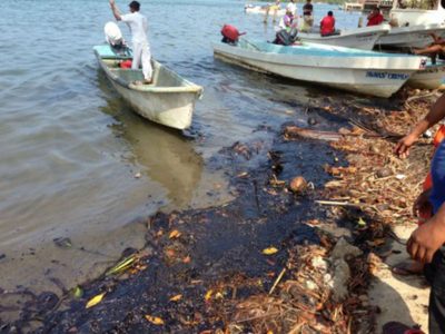 Pescadores demandan que Pemex pague por contaminación en la costa tabasqueña