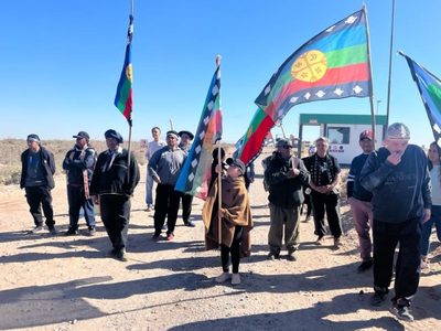 Mapuches ocupan basureros petroleros en Vaca Muerta: exigen la ley de consulta previa