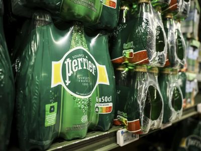 El gobierno francés encubrió el tratamiento ilegal del agua embotellada por parte de Nestlé