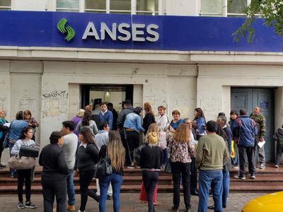 ANSES: quiénes cobran jubilaciones, AUH, AUE y Desempleo este lunes, 12 de abril