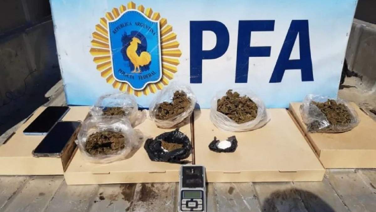 Las drogas y demás elementos secuestrados por la Policía Federal en el operativo. Fuente: (Noticias Nqn)