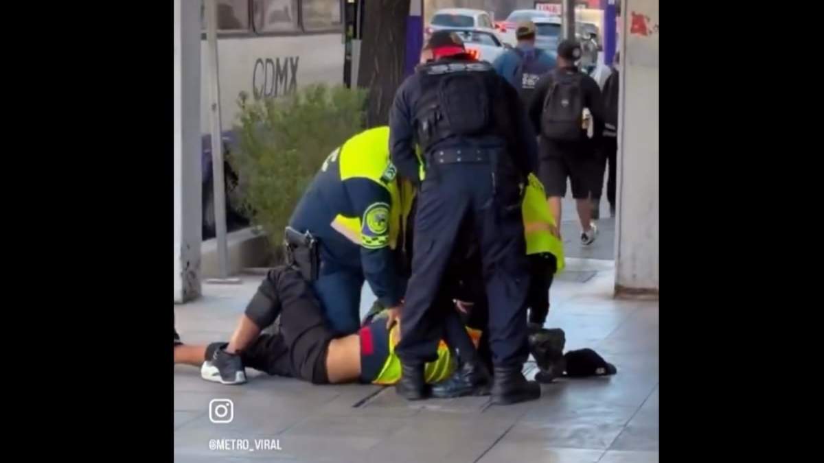 El hombre fue sometido por tres agentes