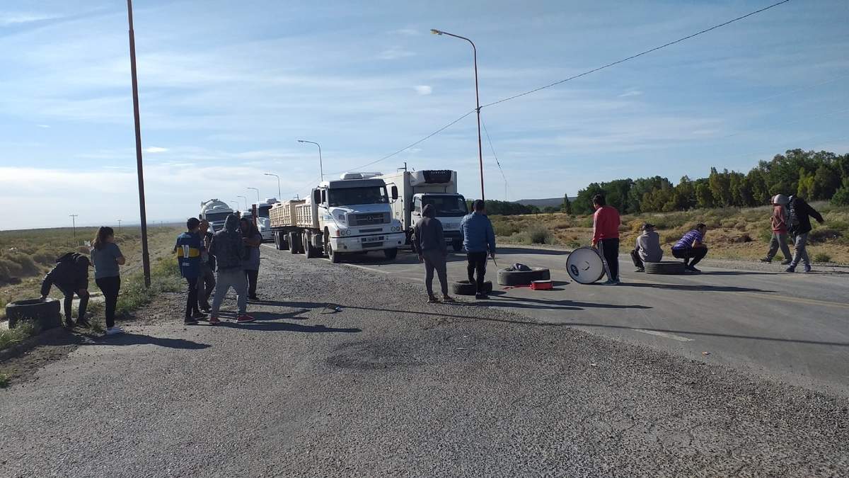 Mineros de Andacollo permanecen en la ruta 22. Fuente: (Facebook)