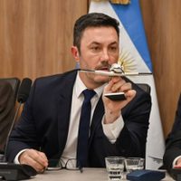 Petri no renunciará hasta diciembre y destruyó a Lousteau