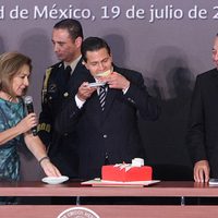 Wallace adelanta pastel y "Mañanitas" a Peña; él la llama 'aliada” (Video)