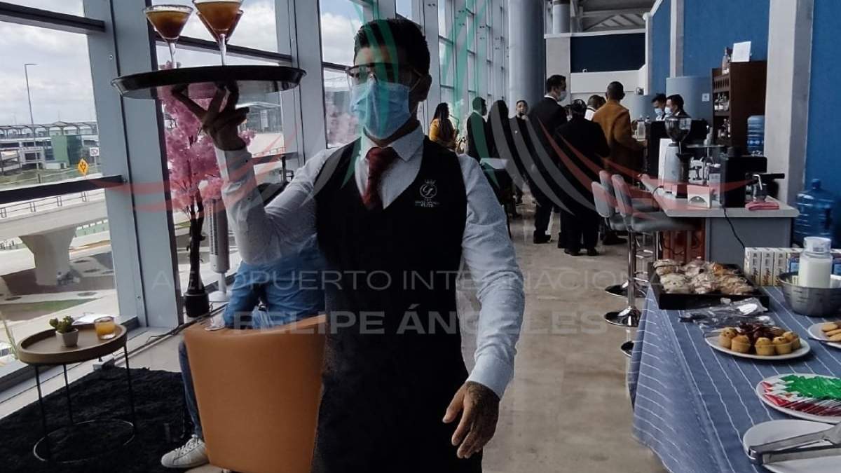 Un mesero en la Sala VIP del Aeropuerto Internacional Felipe Ángeles