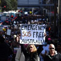Anticuarentenas chocan con la Policía en Australia mientras los casos se disparan en Sídney