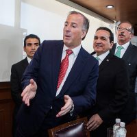 Meade aplaude aval de diputados a la eliminación del fuero