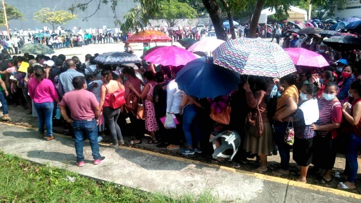 Los potenciales beneficiarios del apoyo se aglomeraron en los puntos instalados