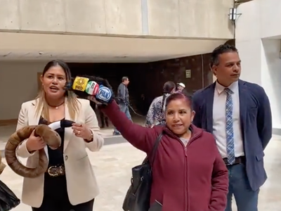 Morenistas protestan contra Xóchitl Gálvez con una serpiente y una rata de peluche (Video)