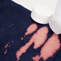 Si se te manchó una remera con lavandina, no la tires y recuperala con este tip viejo, pero eficiente